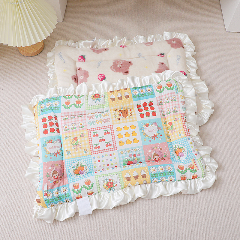 Garden plaid cozy plush pet sleeping mat with ruffled edge