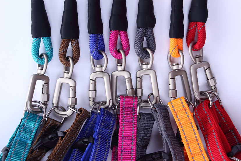 Metal clip connection details on colorful round rope pet leashes