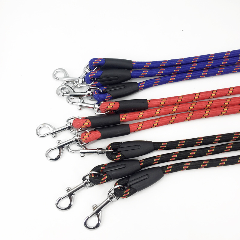 Metal clip connection details on triple dog coupler leashes